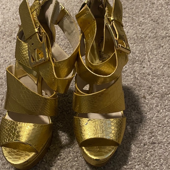 KORS Michael Kors Gold Textured Heels - Picture 1 of 1